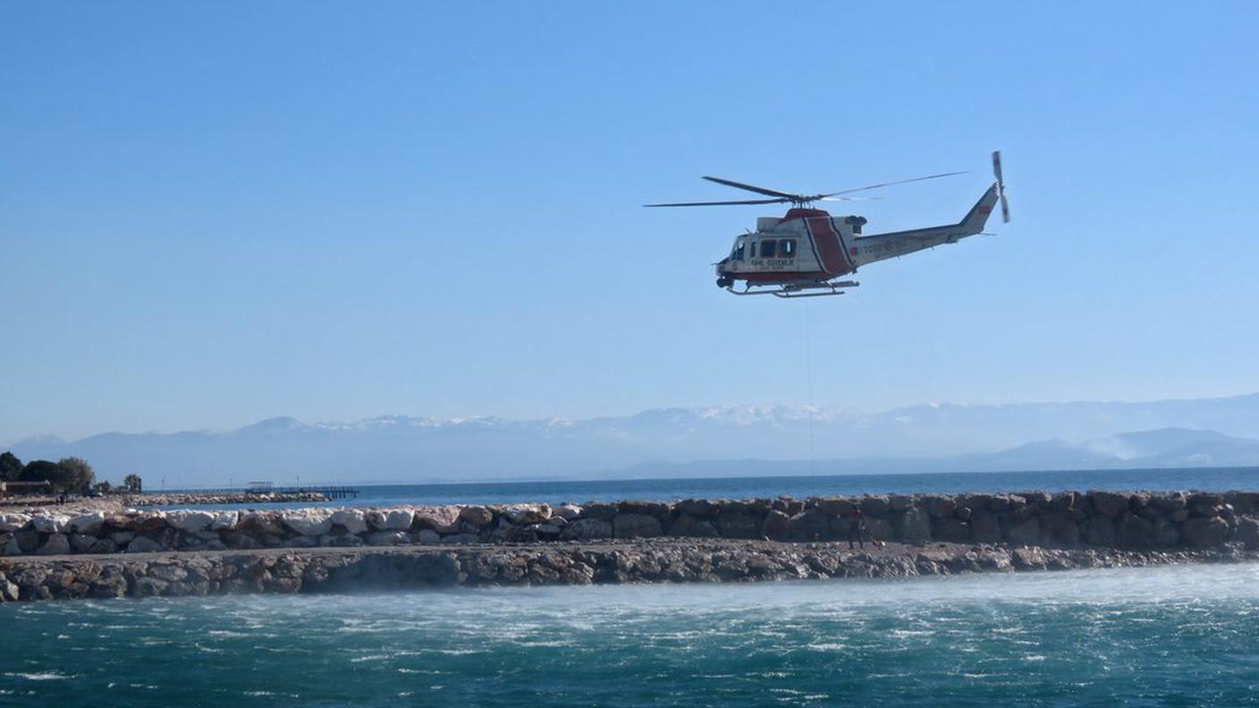 Le forze turche controllano le coste e soccorrono i profughi