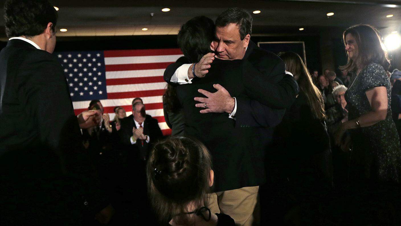 Christie abbraccia il figlio dopo un comizio