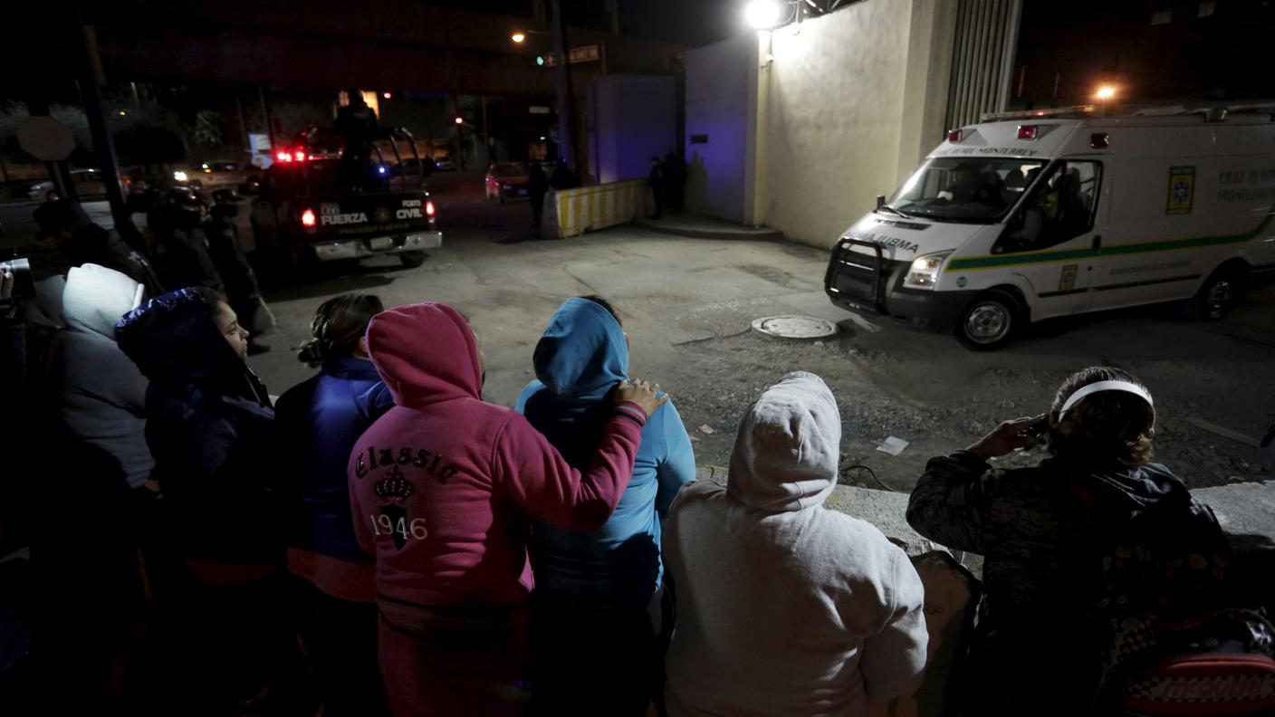 Escono le prime ambulanze dall'edificio di pena