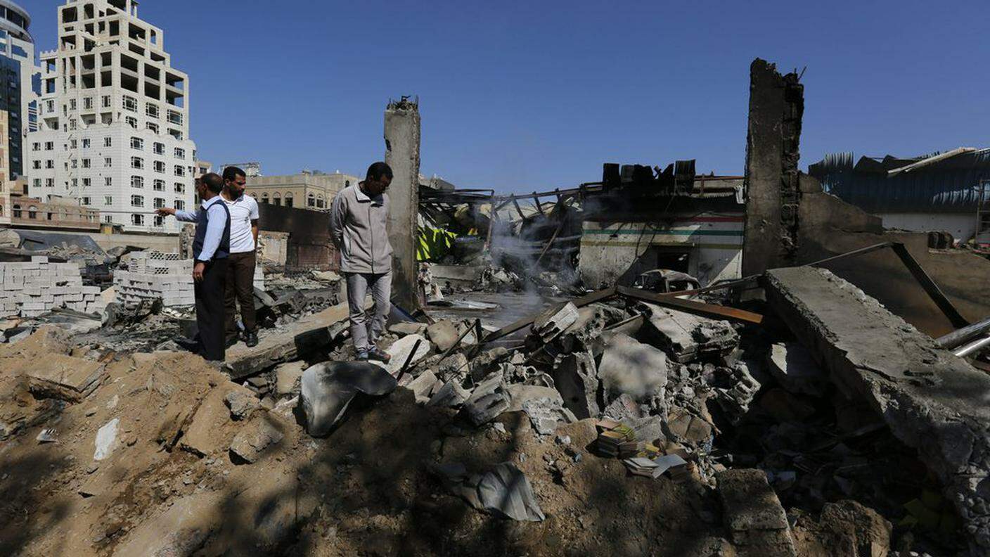 Una scuola bombardata e distrutta a Sanaa