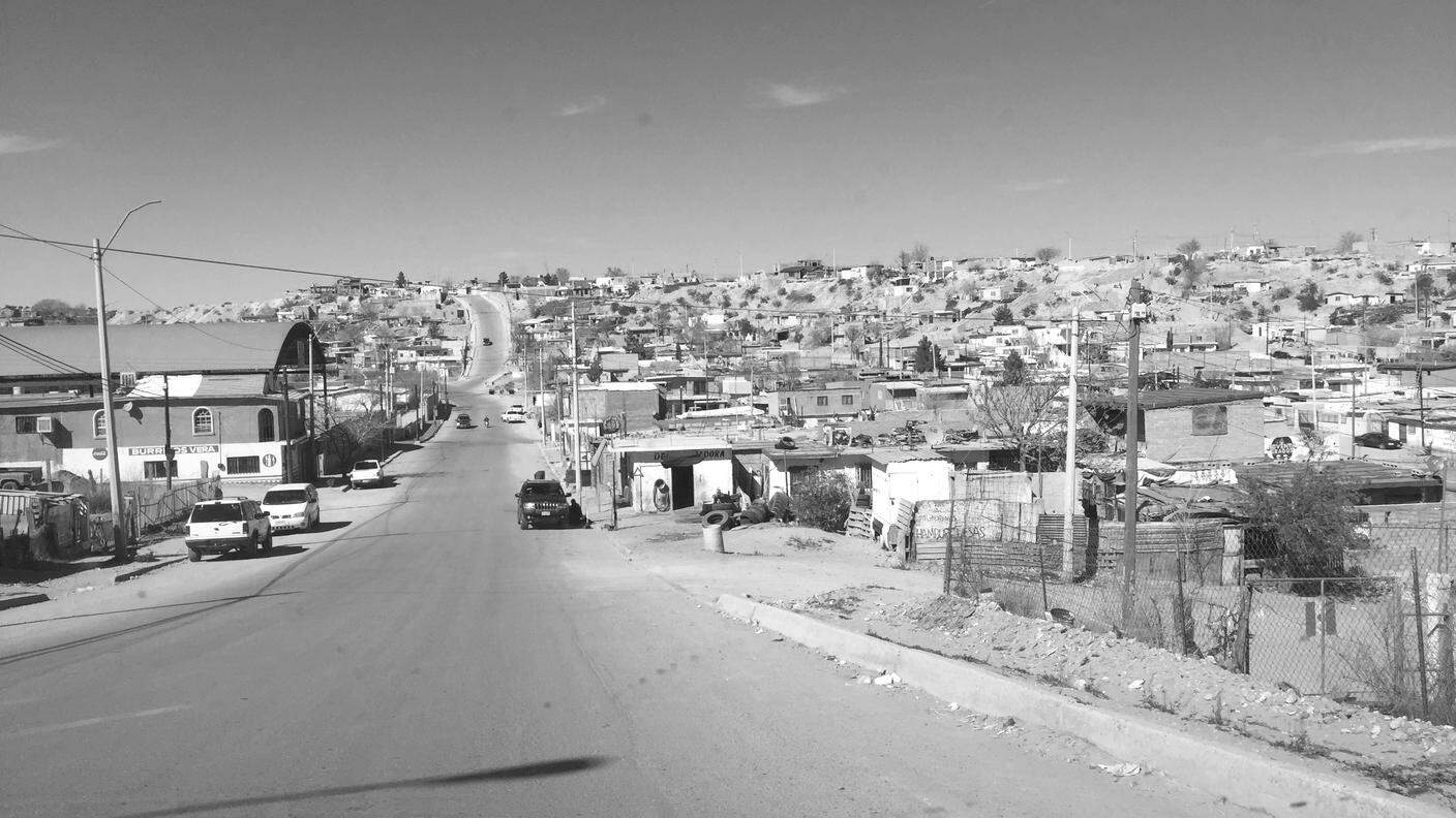 Case fatiscenti ma auto di grossa cilindrata a Felipe Angeles, un quartiere nella periferia nord-orientale di Ciudad Juarez