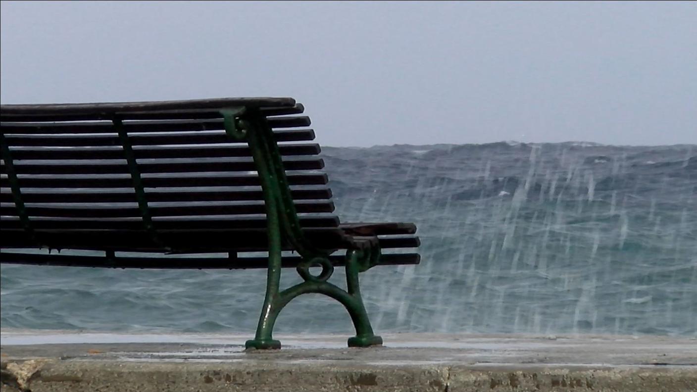 Panchine vuote, in inverno, davanti al mare di Rodi