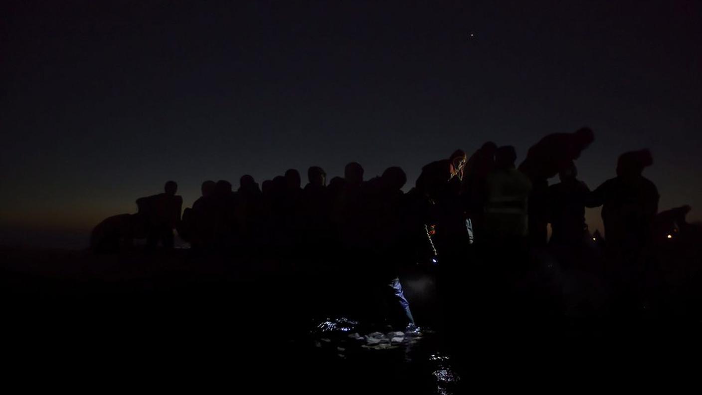 I migranti che marciano al buio a Lesbo, di Paul Hansen