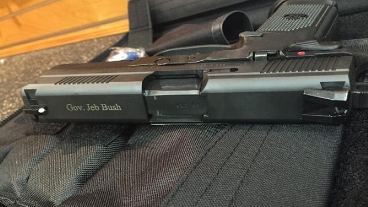 L'immagine della pistola postata da Jeb Bush sul suo account Twitter