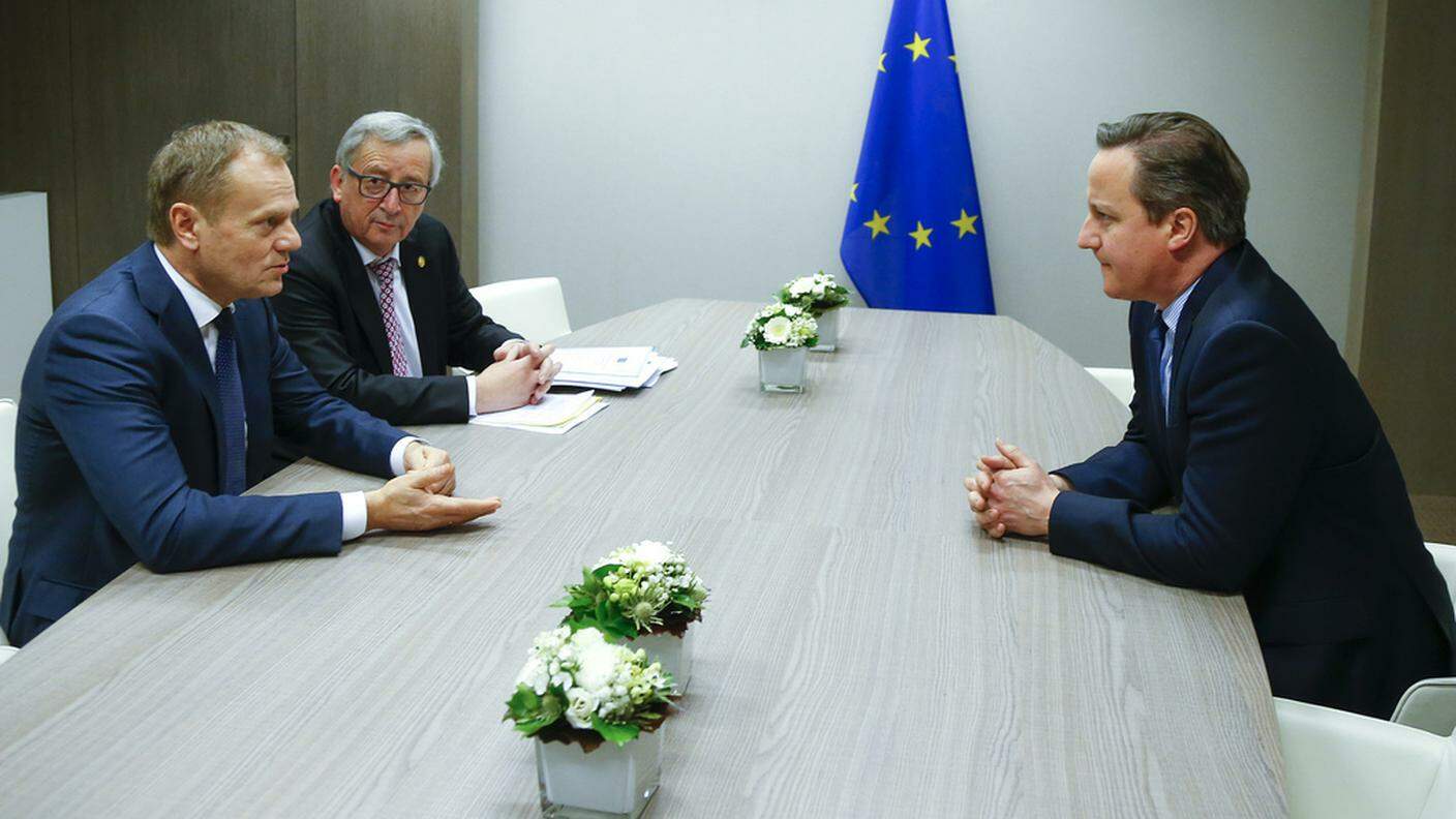 Donald Tusk e il presidente della Commissione Jean-Claude Juncker faccia a faccia con David Cameron