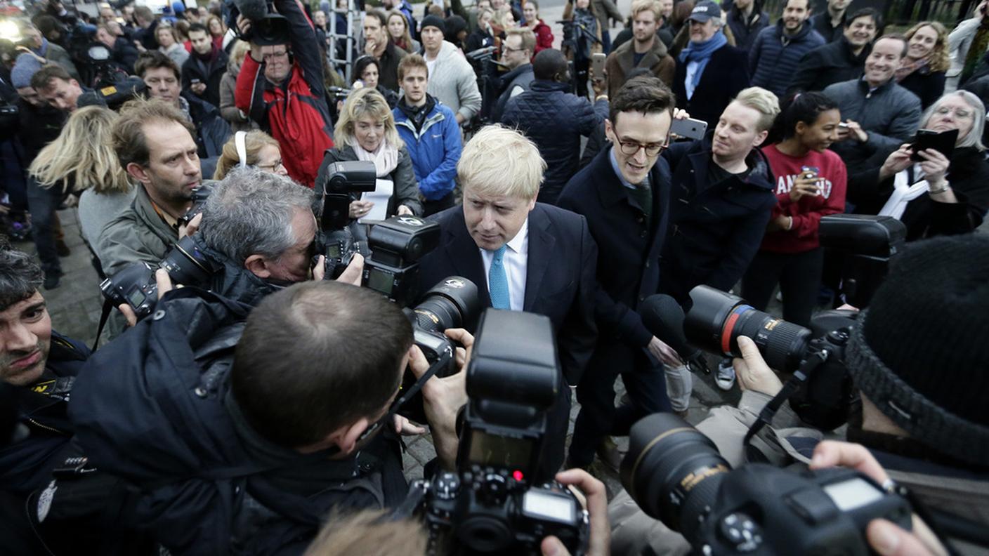Boris Johnson assediato dai cronisti