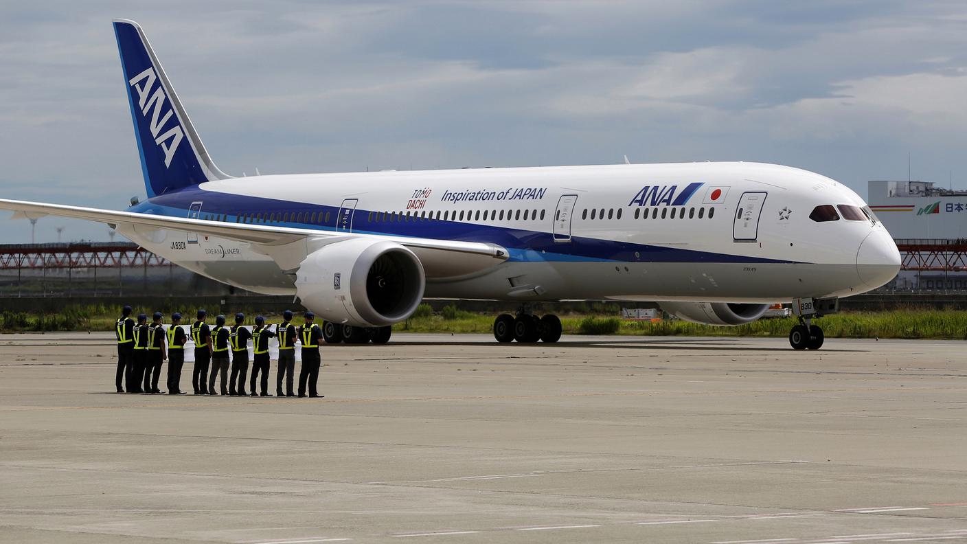 Un Boeing 787 dell'ANA simile a quello rientrato per un guasto lunedì