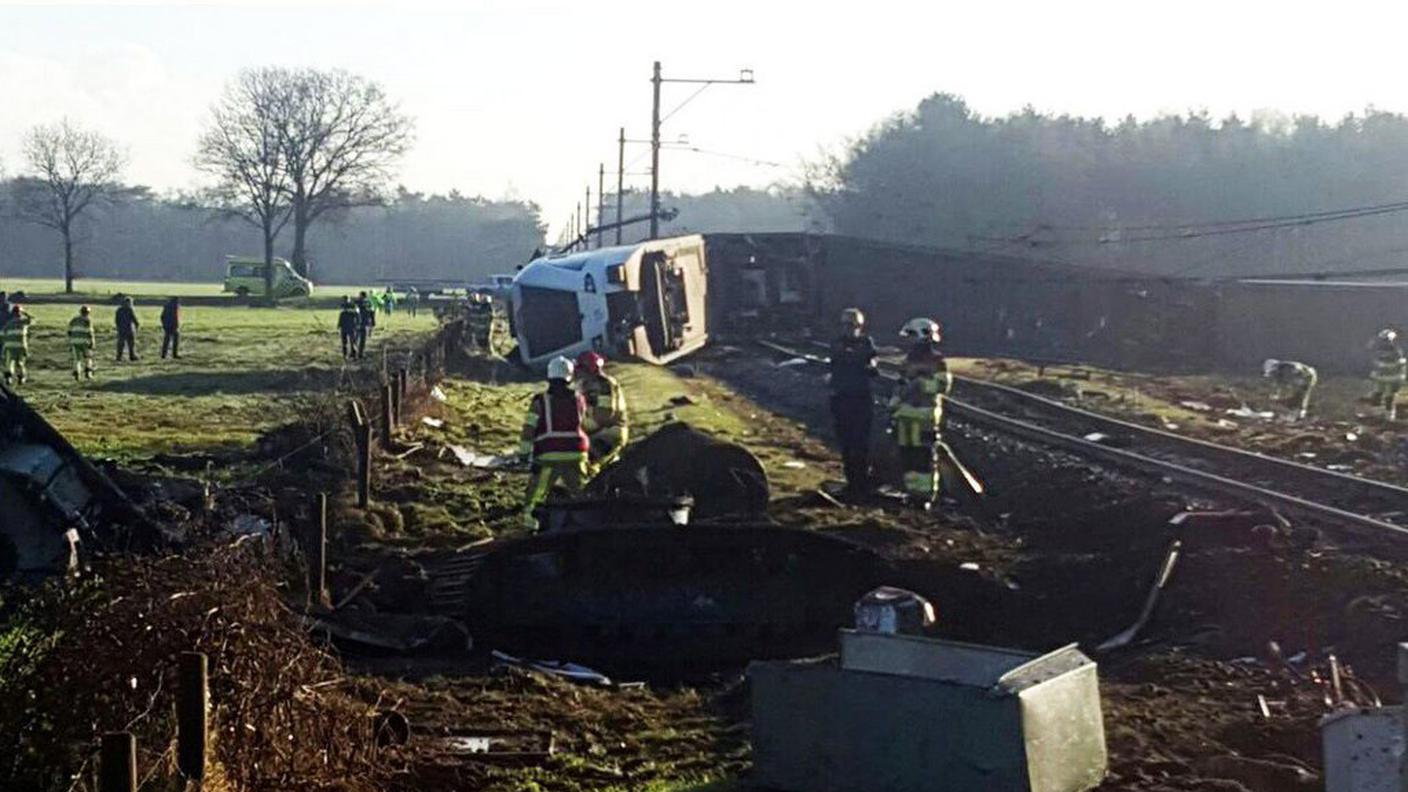 Il treno rovesciato su un fianco sui binari