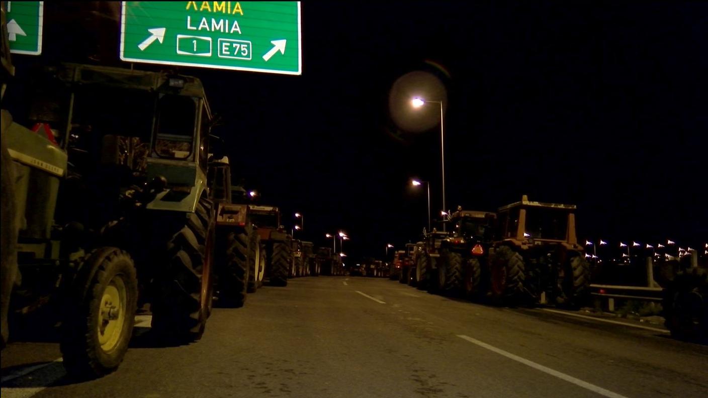 I contadini protestano. Blocco autostradale a Nikea Larissa