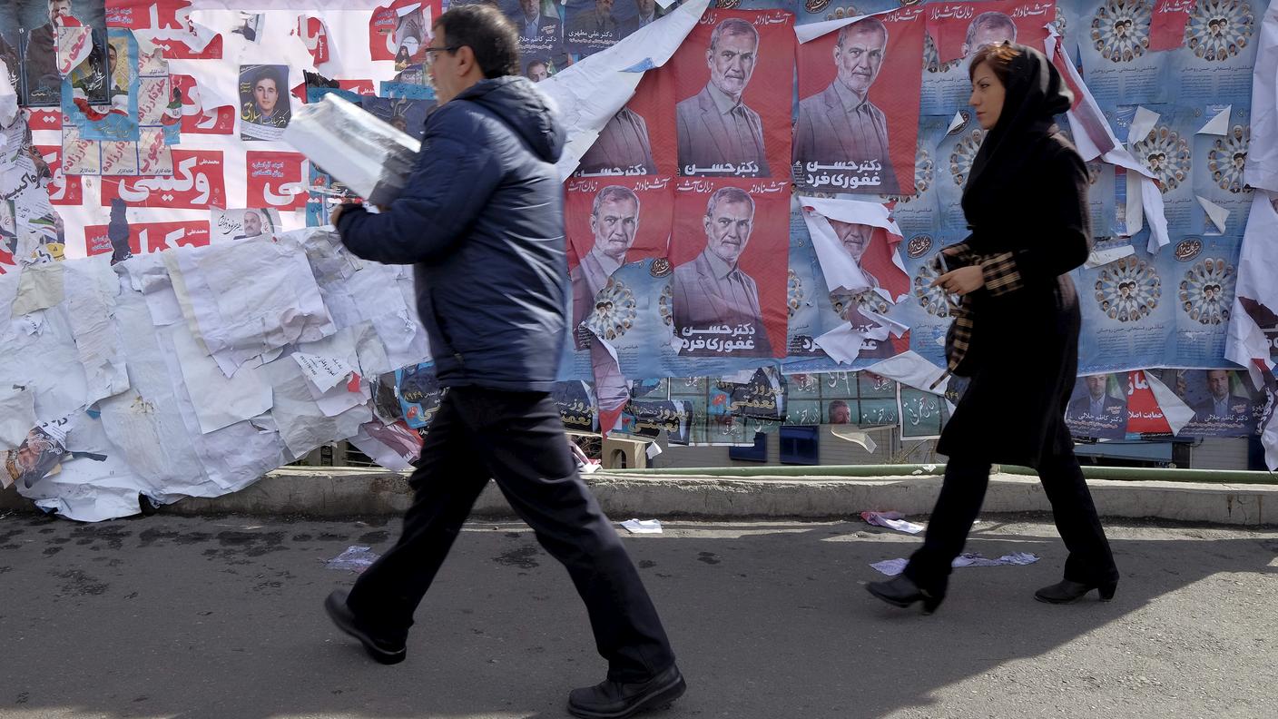 Le strade di Teharan tappezzate di manifesti elettorali