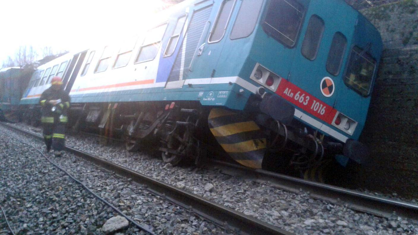 Un treno è deragliato nel Biellese a causa di una frana