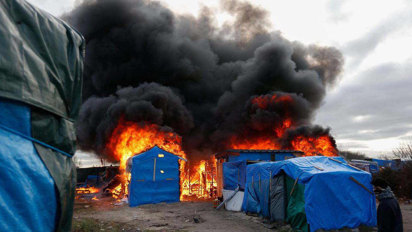 Decine di capanne distrutte dalle fiamme