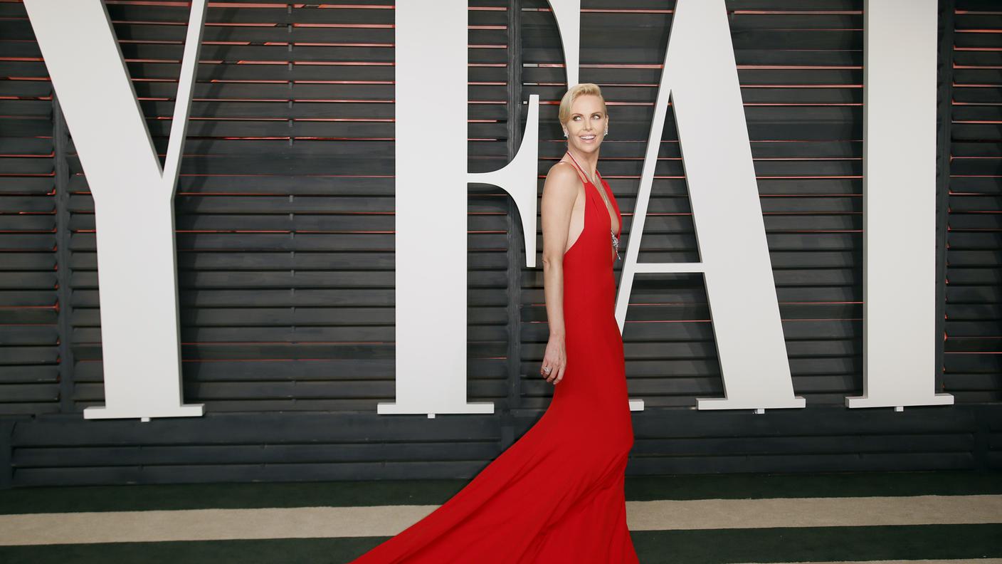 Charlize Theron al party per gli Oscar di Vanity Fair