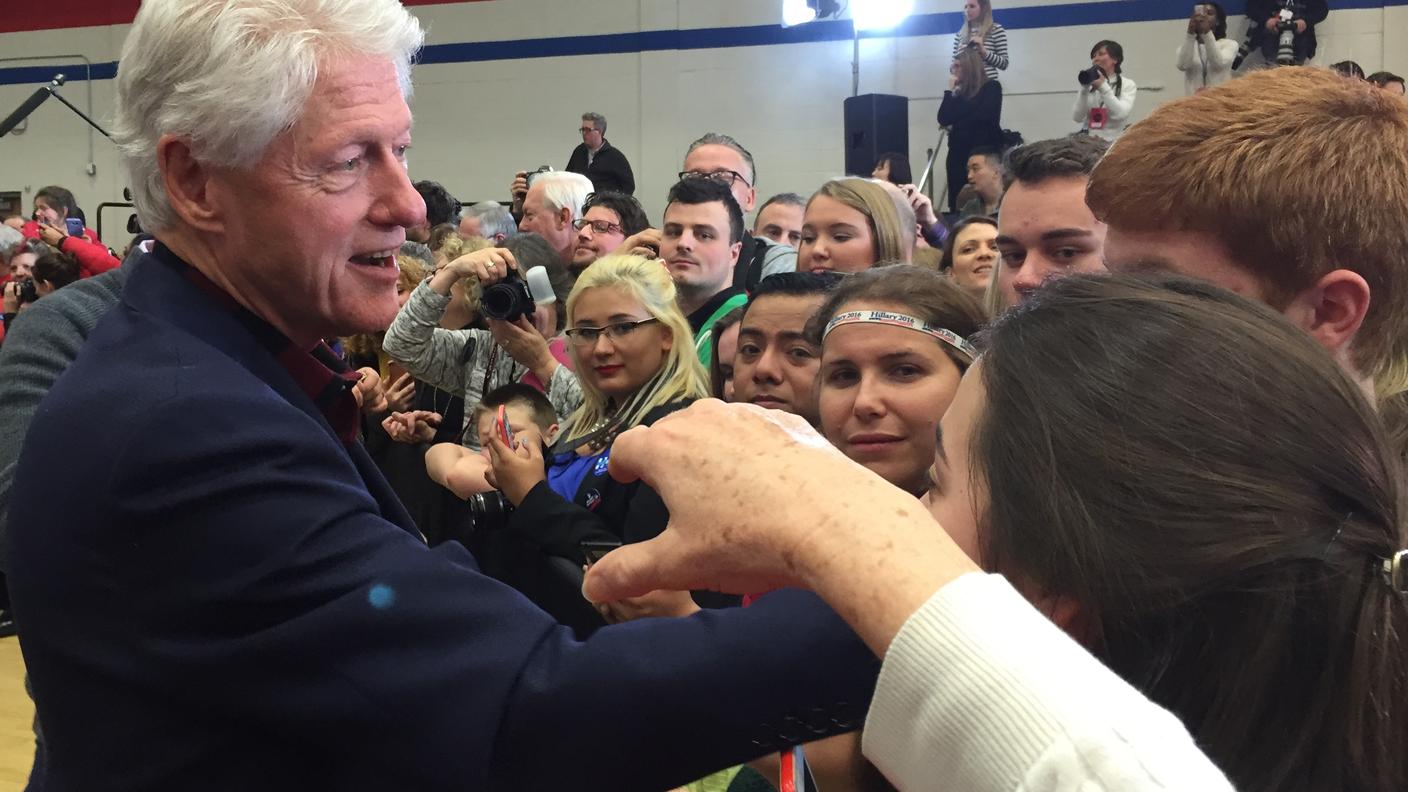 Affari di famiglia: un po' acciaccato ma sempre brillante. L'ex-presidente Bill Clinton sta facendo campagna elettorale per la moglie Hillary, testimonial prezioso e - soprattutto - gratis