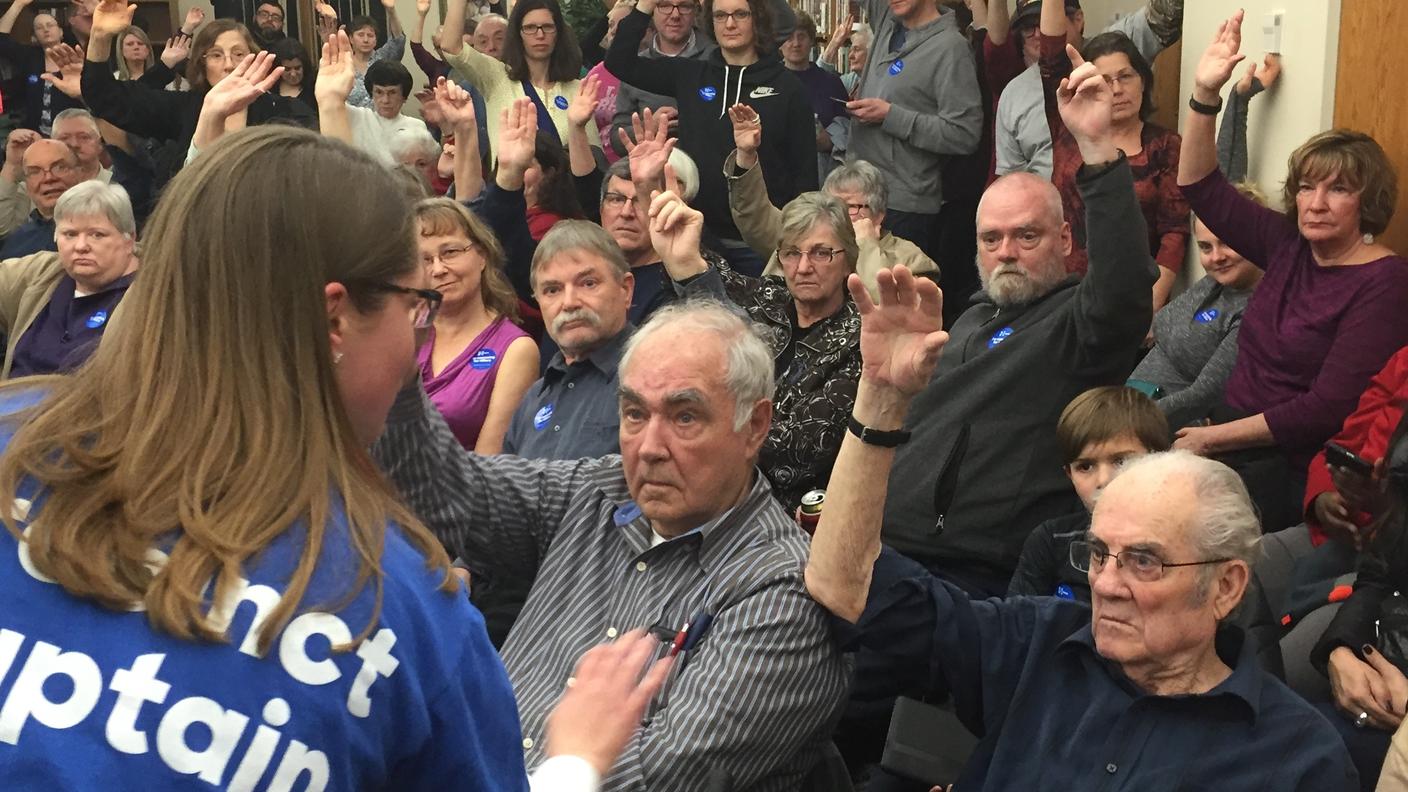 Landsgemeinde democratica: in alcuni caucus, come in Iowa, si vota per alzata di mano. La lunghissima corsa alla nomination per la Casa Bianca il prossimo novembre parte da un voto popolare