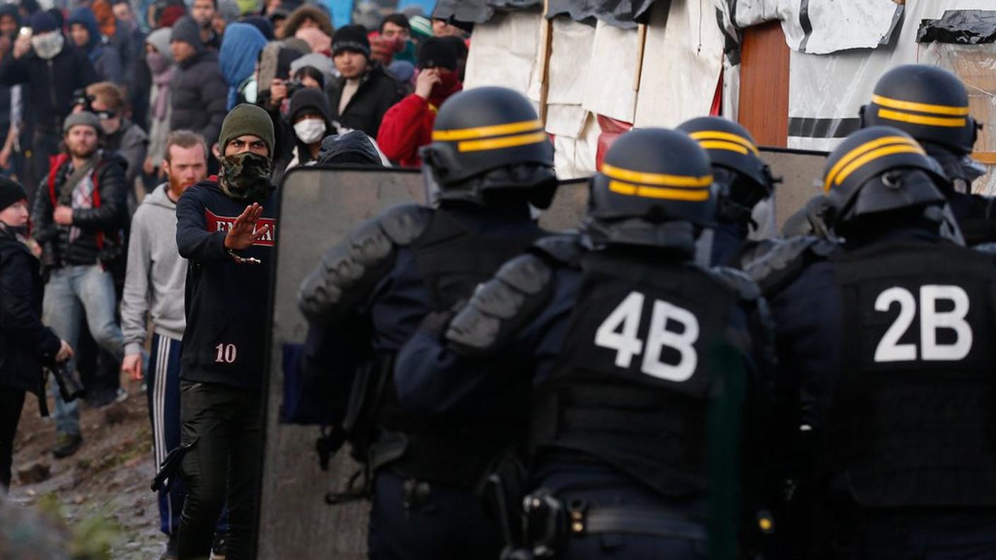 Agenti francesi fronteggiano i migranti a Calais