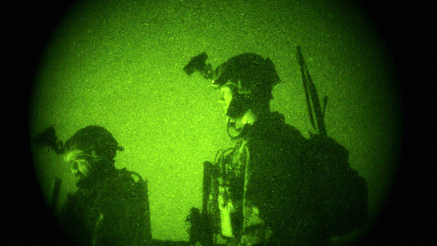 Militari delle forze speciali inquadrati con un visore notturno