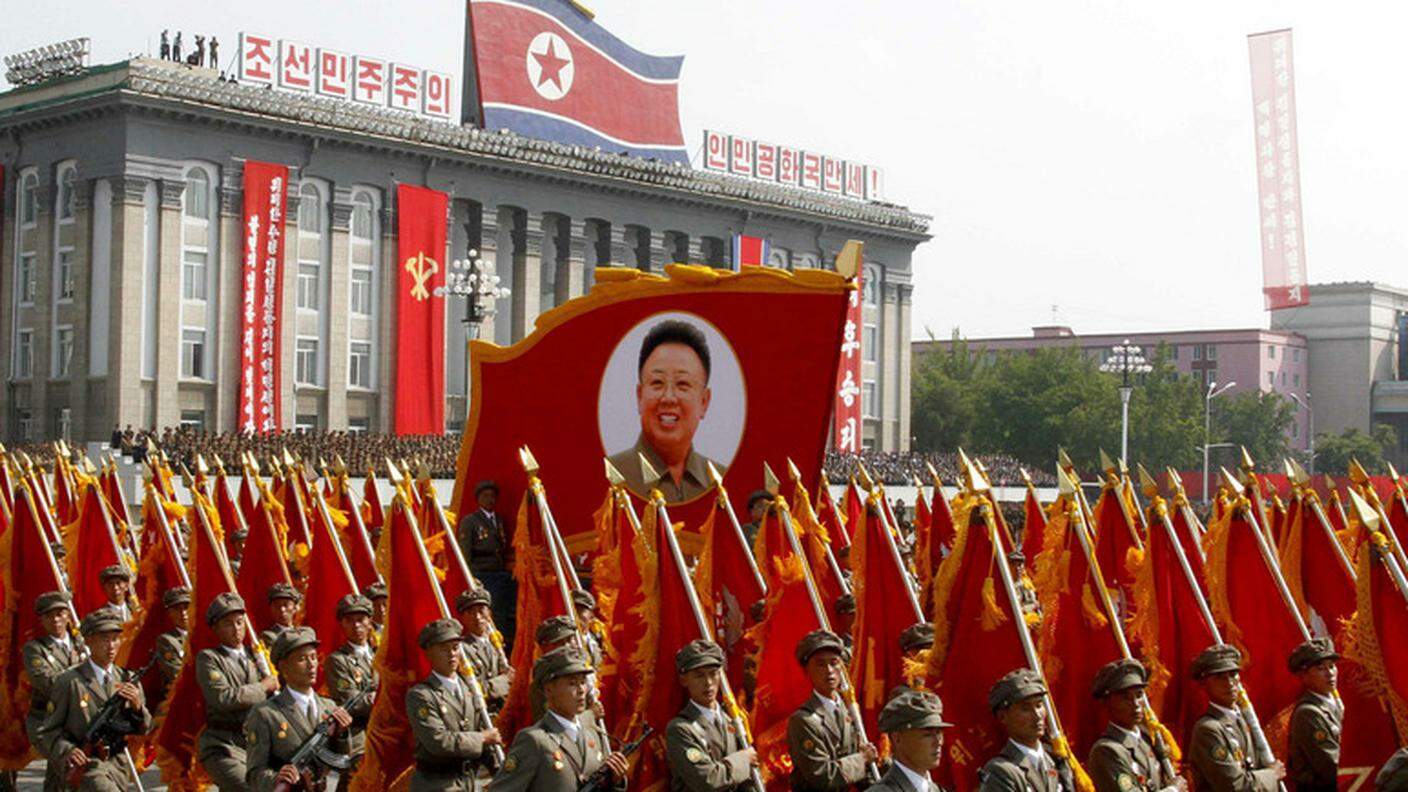Il ritratto di Kim Jong-il portato in parata dai soldati nordcoreani