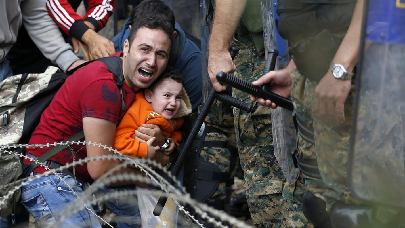 Disperazione di fronte agli agenti di confine macedoni