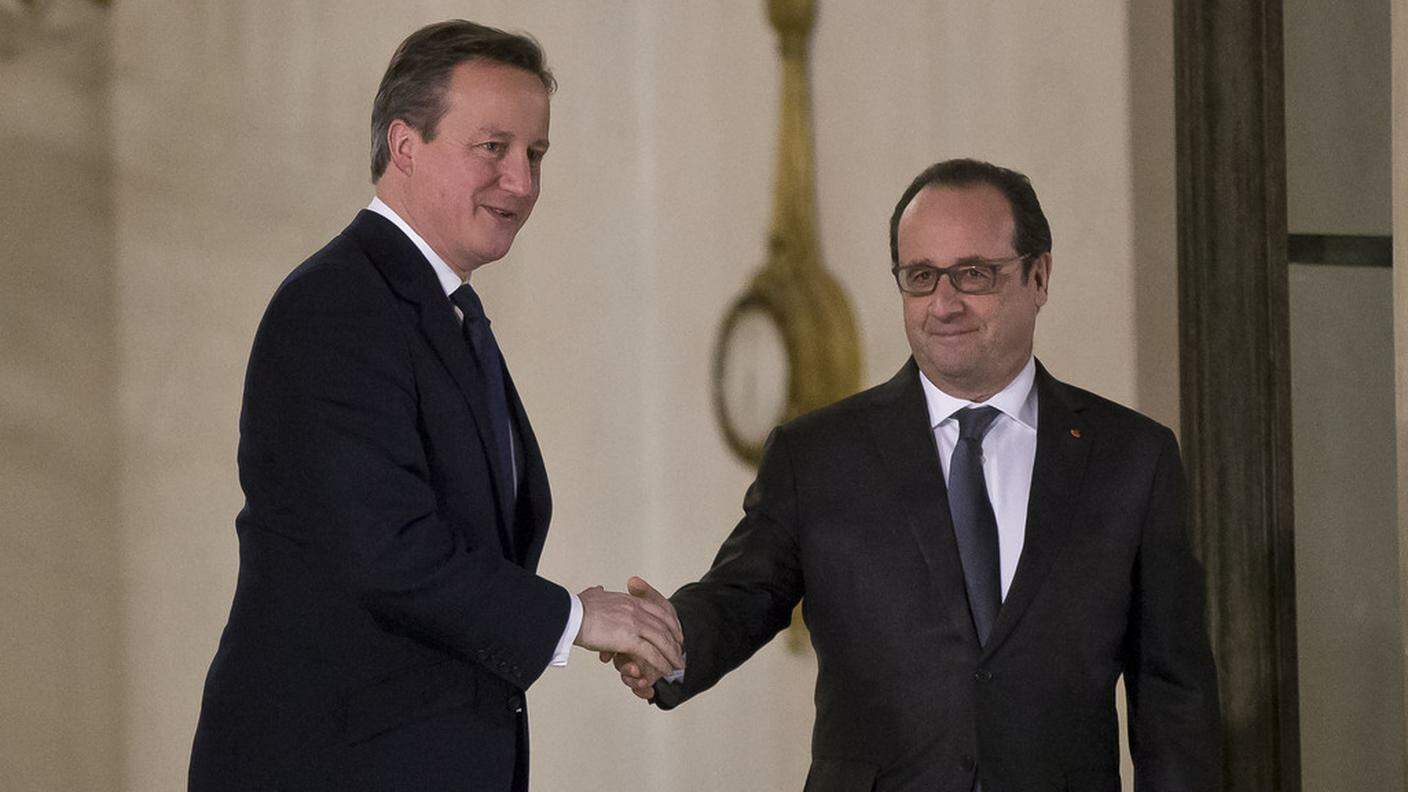 Il premier britannico David Cameron e il presidente francese François Hollande 