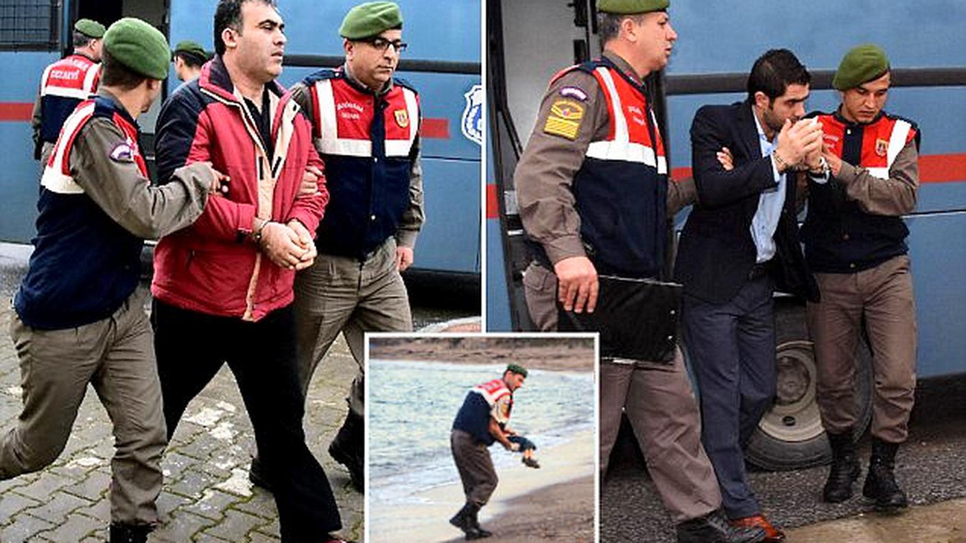 Muwafaka Alabash e, a destra, Asem Alfrhad durante l'arresto. Nella foto piccola al centro, l'immagine di Aylan che ha fatto il giro del mondo