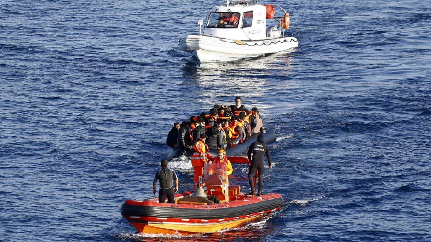 La Guardia costiera turca mentre soccorre un gommone di migranti