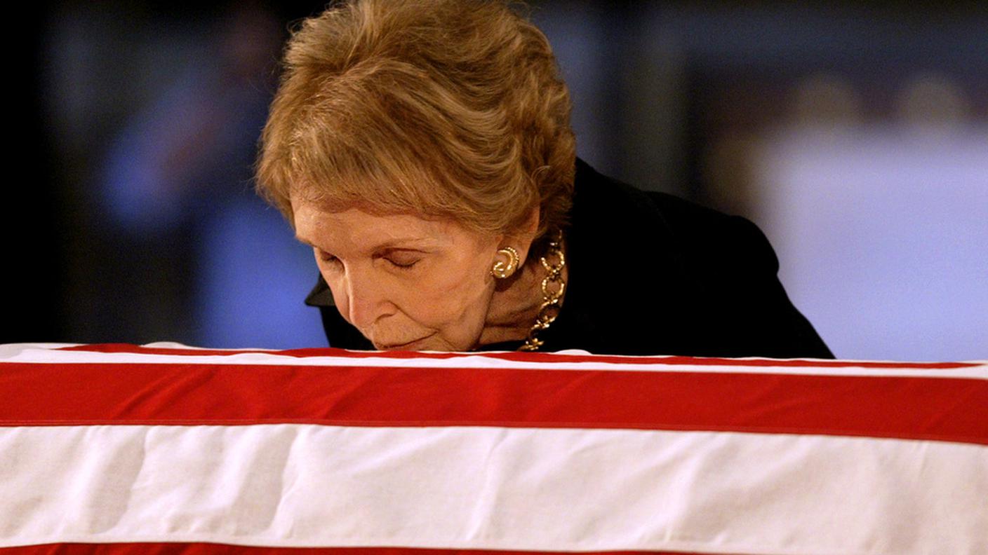 Il bacio di Nancy Reagan sulla bara del marito, durante i funerali di Stato nel giugno del 2004