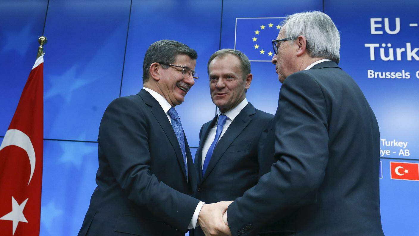 Ahmet Davutoglu, Donald Tusk e Jean-Claude Juncker