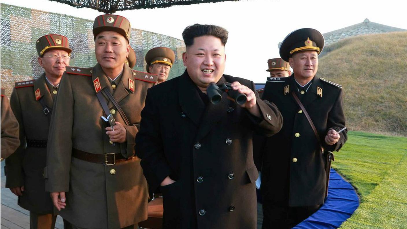 Il leader Kim Jong-un tra ufficiali dell'esercito nordcoreano