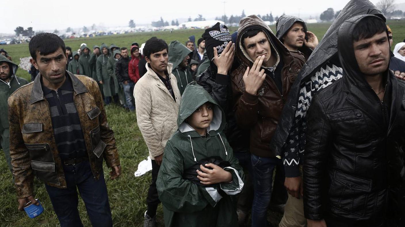 12'000 i migranti bloccati al confine greco-macedone