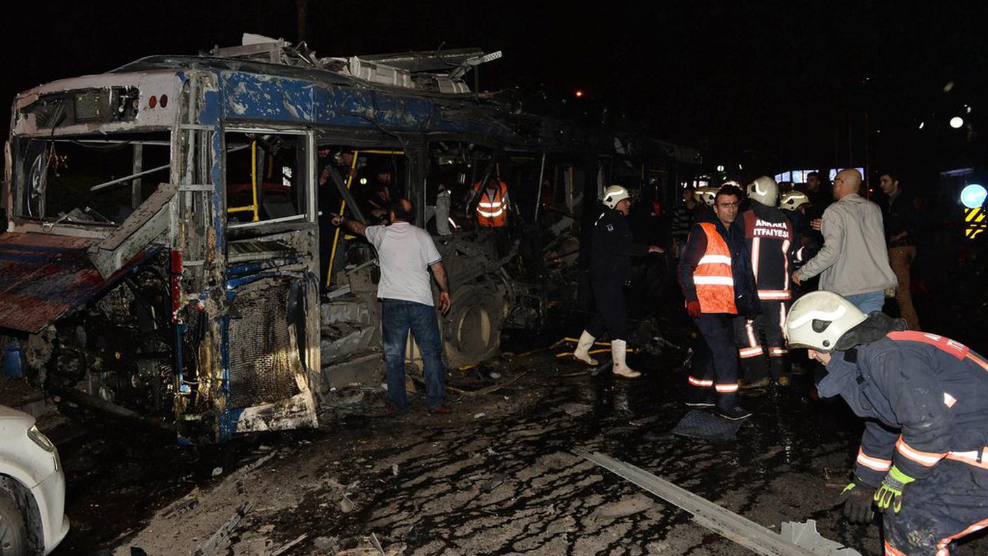 I resti del bus contro il quale è esplosa l'automobile