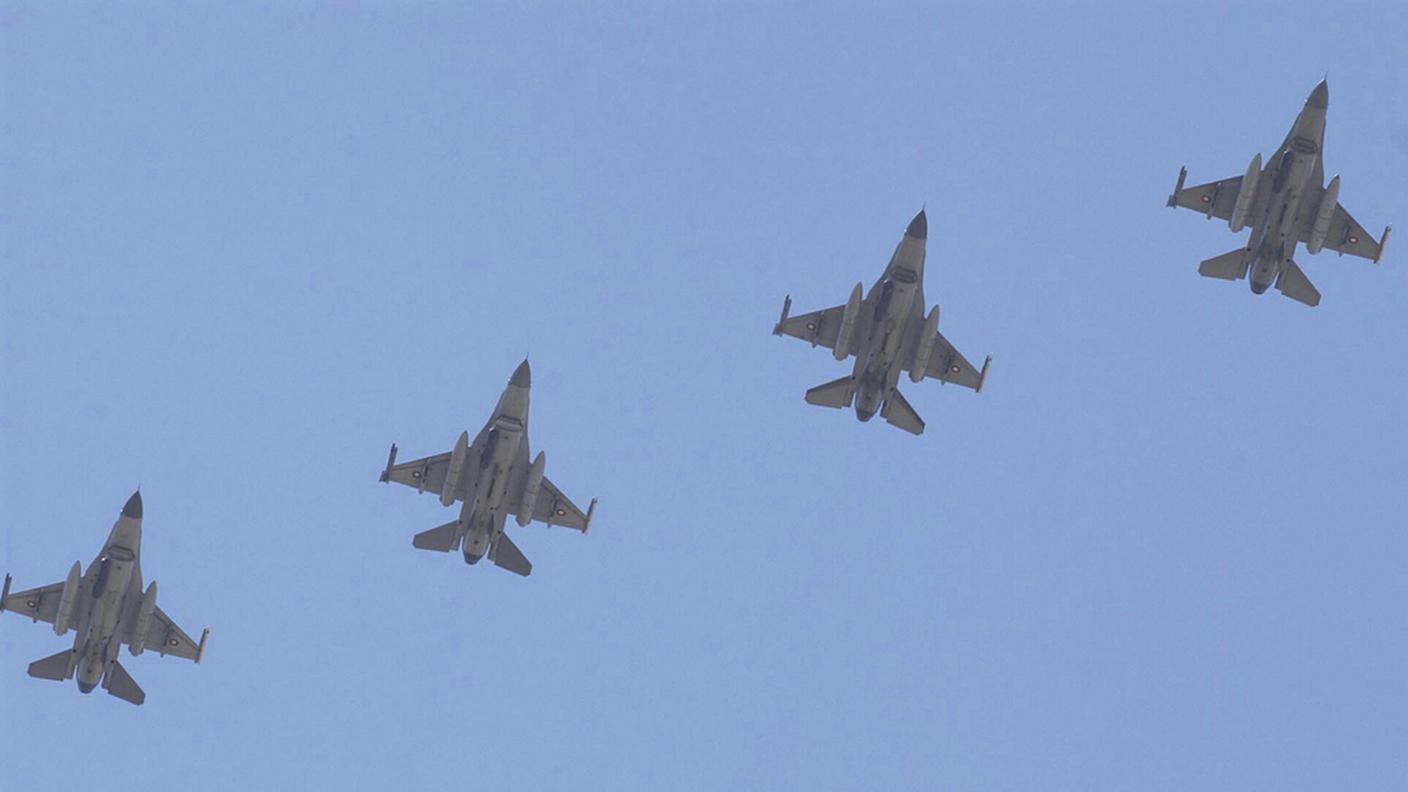 Caccia turchi F-16 in formazione