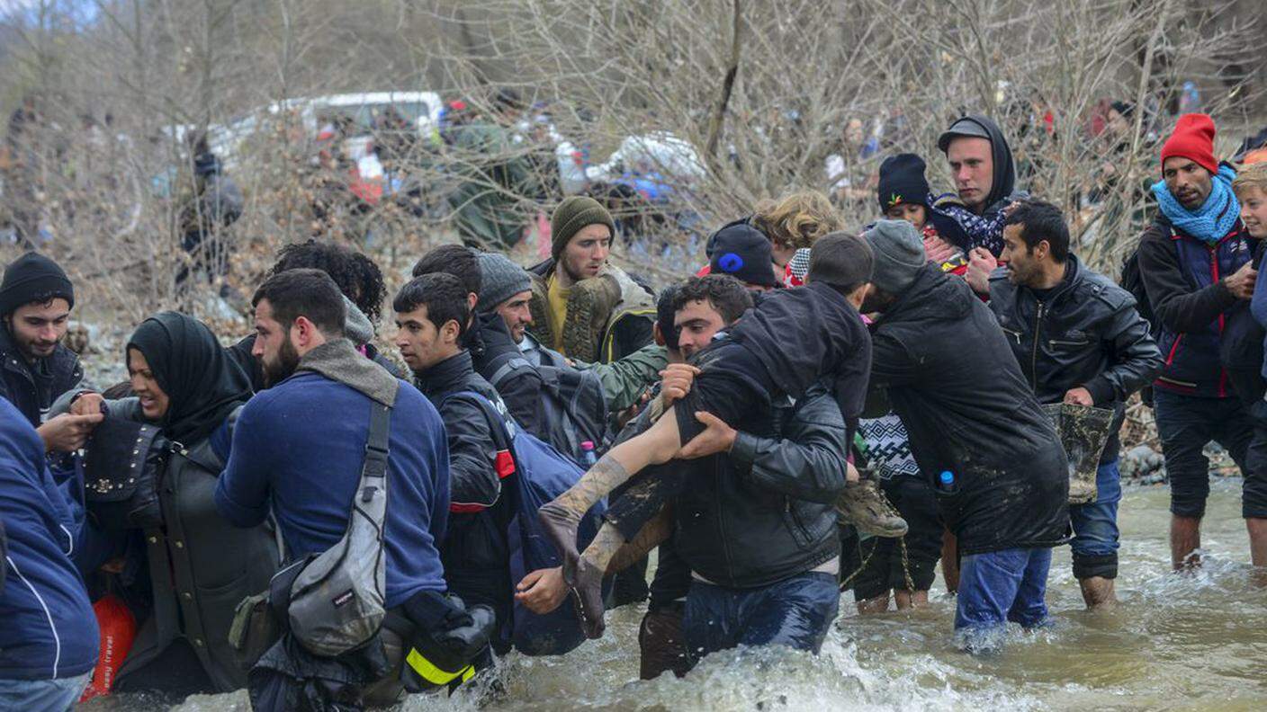 Migliaia di persone sono dirette verso la Macedonia attraversando il fiume