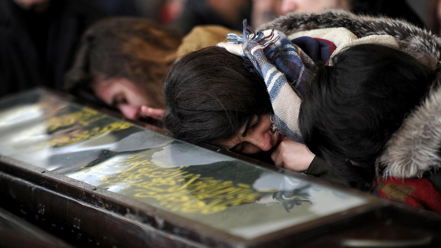 Ragazze che piangono tre congiunti morti nell'attentato