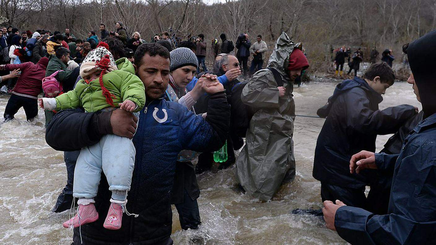 Migliaia di persone sono dirette verso la Macedonia attraversando il fiume
