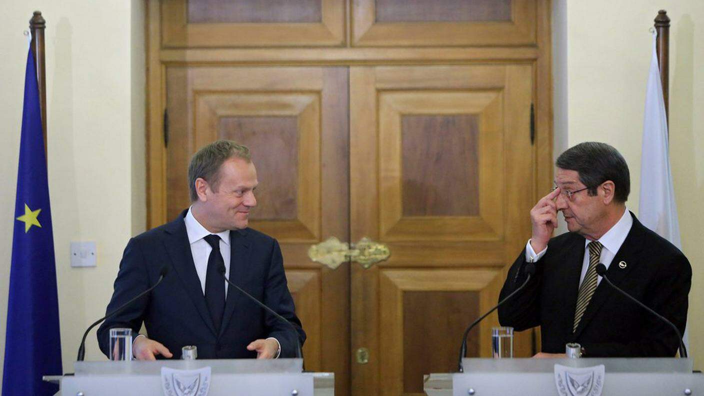 Donald Tusk (S) e Nikos Anastasiades