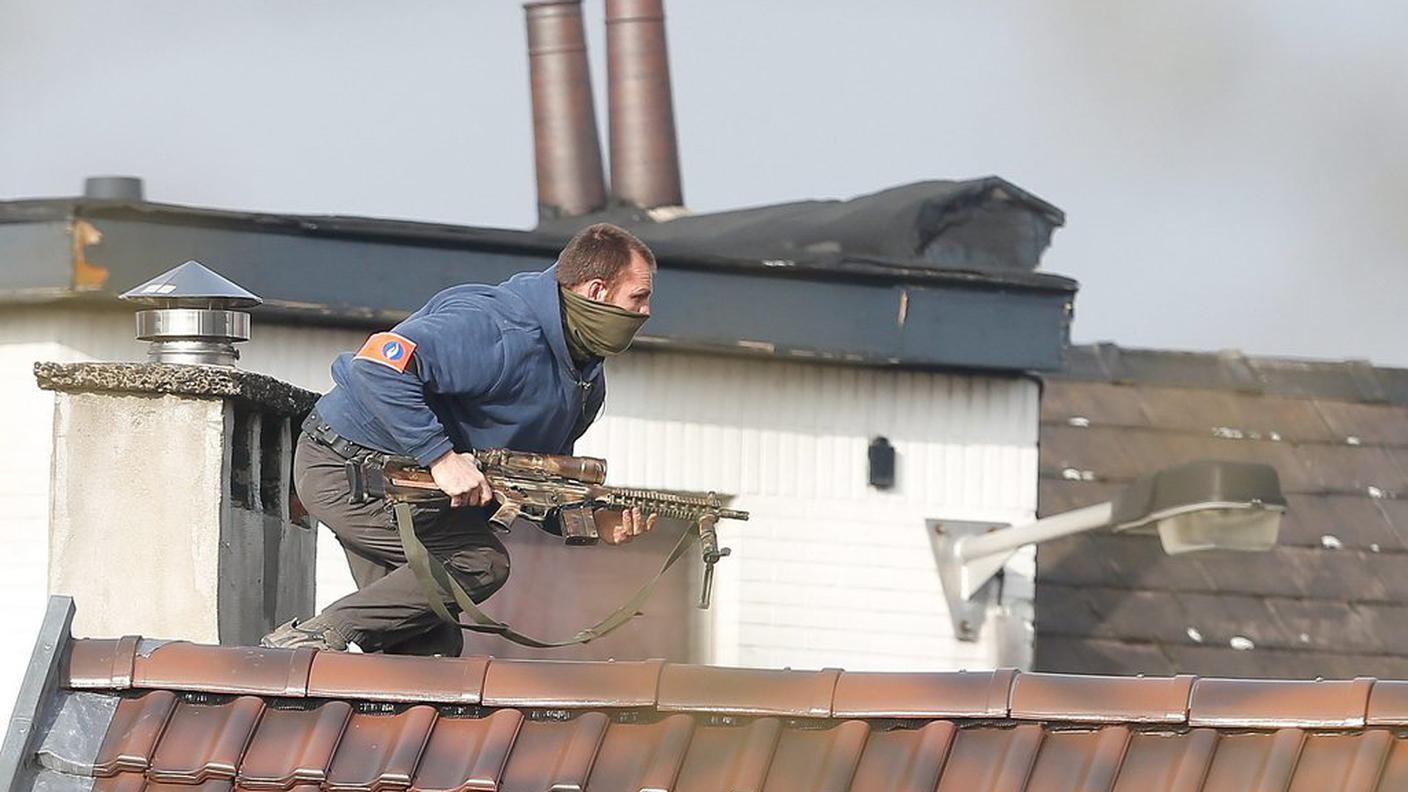 Un cecchino durante l'operazione di martedì