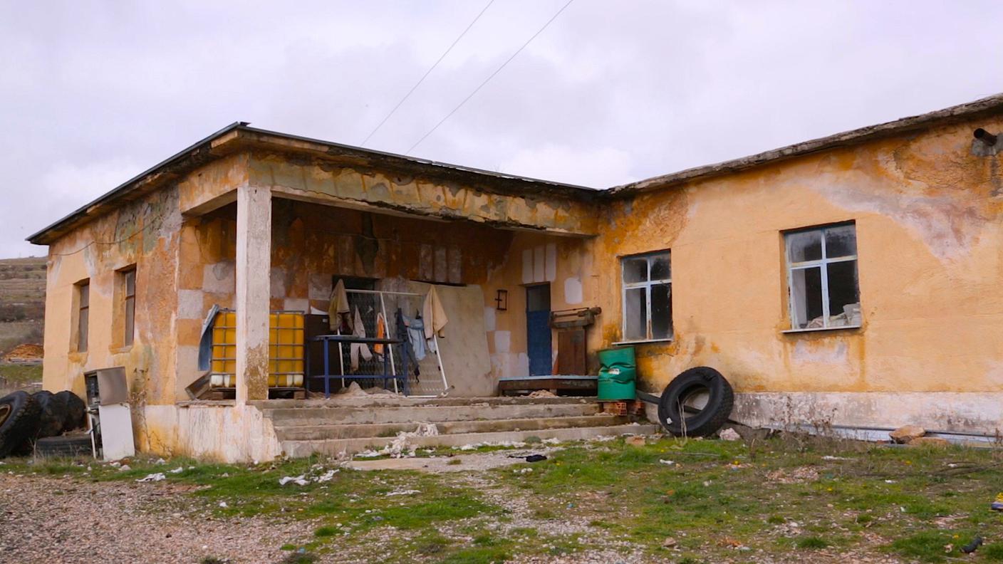 L'ex caserma individuata dalle autorità come area di prima accoglienza. L'edificio è diroccato e manca acqua potabile