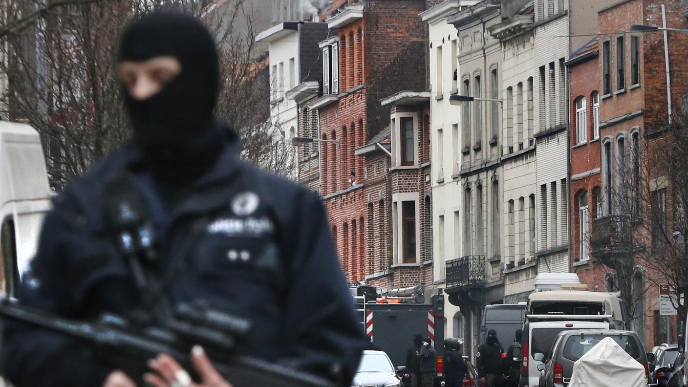 Il quartiere di Molebeek a Bruxelles chiuso ermeticamente dalle forze speciali