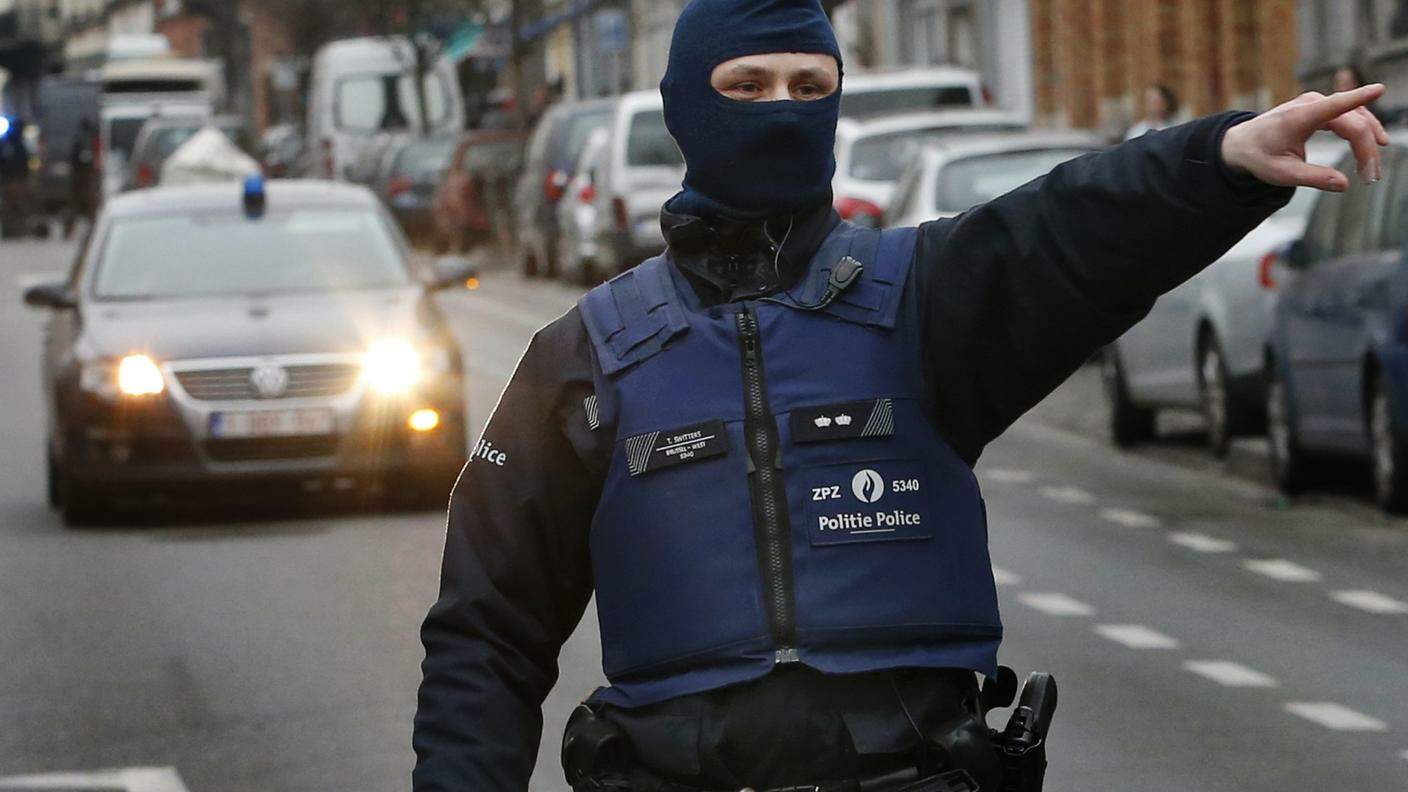 La polizia continua a indagare a Molenbeek dopo l'arresto di Salah Abdeslam