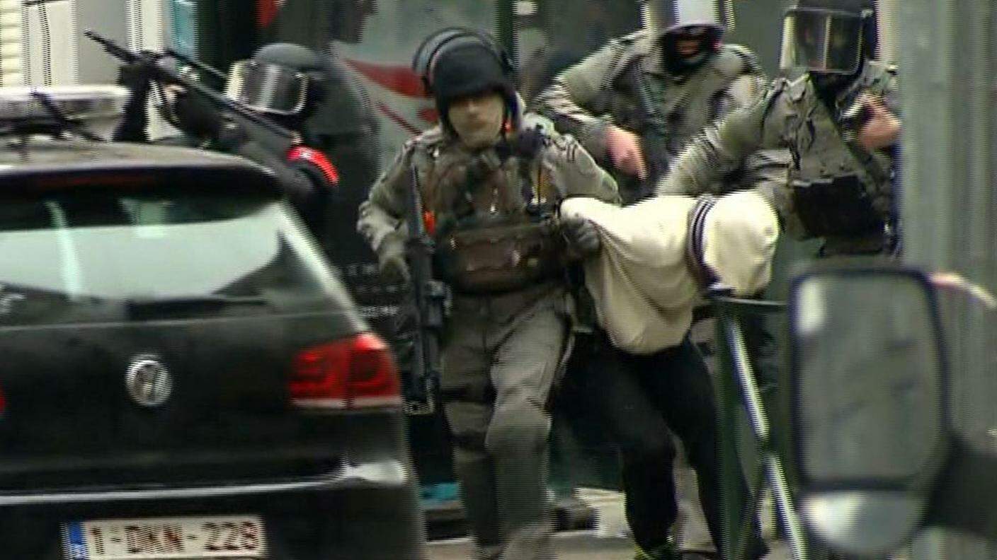 Il momento dell'arresto di Abdeslam, venerdì a Bruxelles
