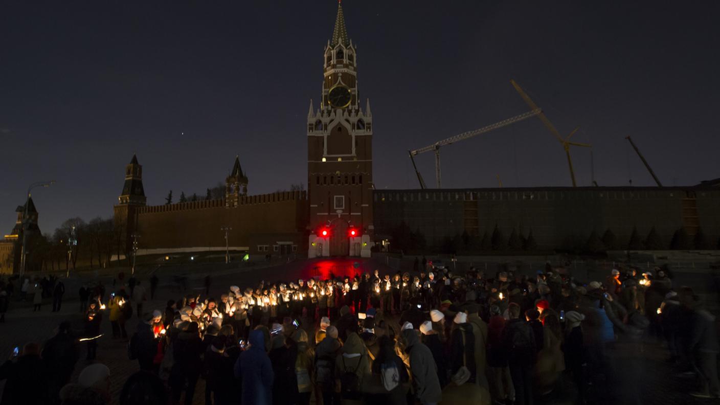 Le mura del Cremlino e la torre di Spasskaya a Mosca