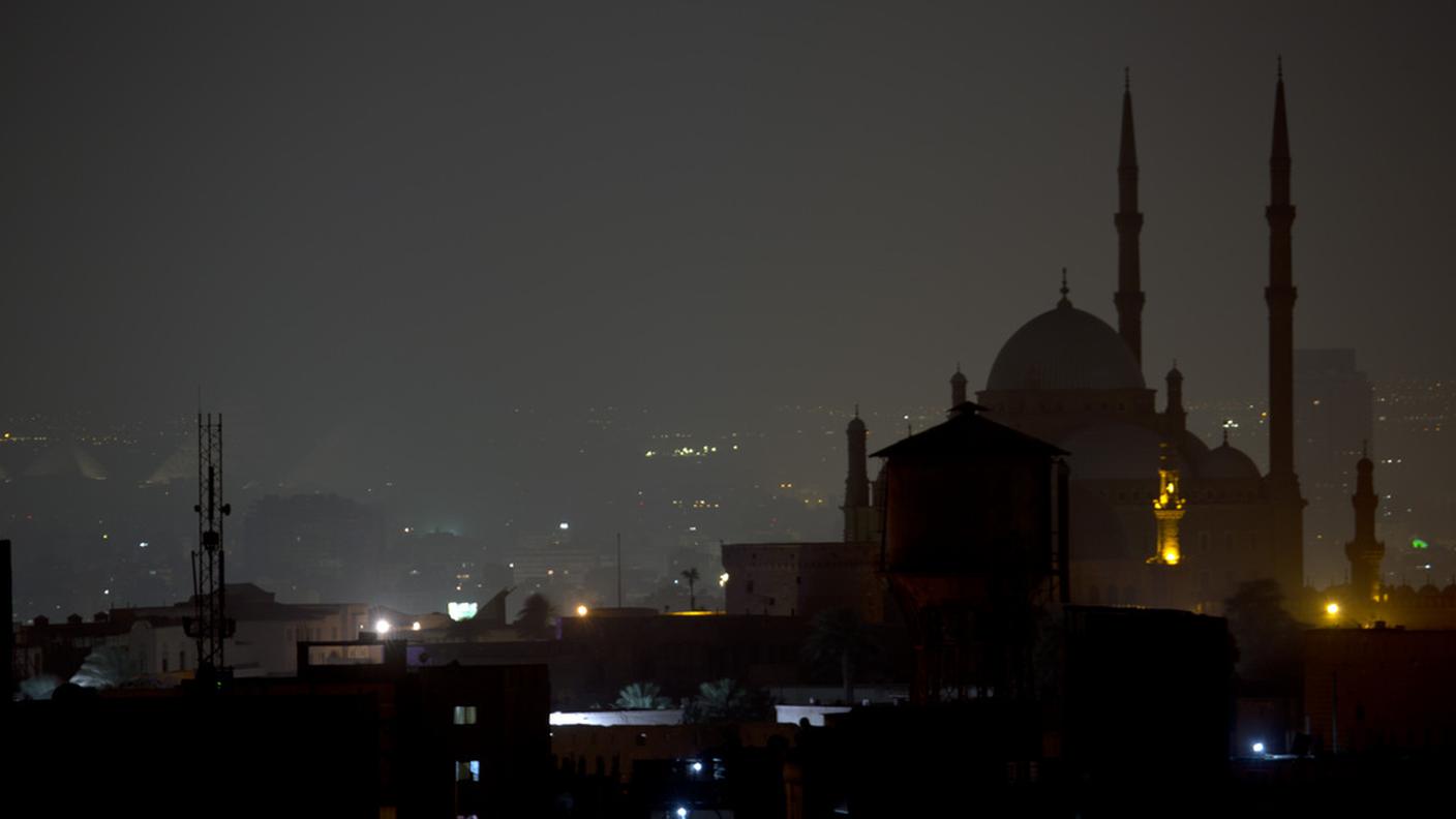 La grande moschea Mohammed Ali Pasha, nella cittadella del Cairo. A sinistra si intravvedono nell'oscurità le piramidi
