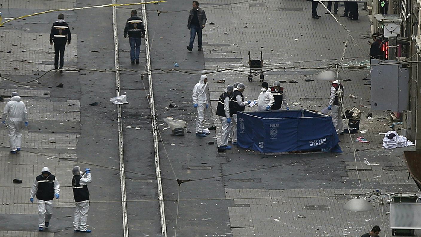 La scientifica al lavoro nel luogo in cui l'attentatore si è fatto esplodere