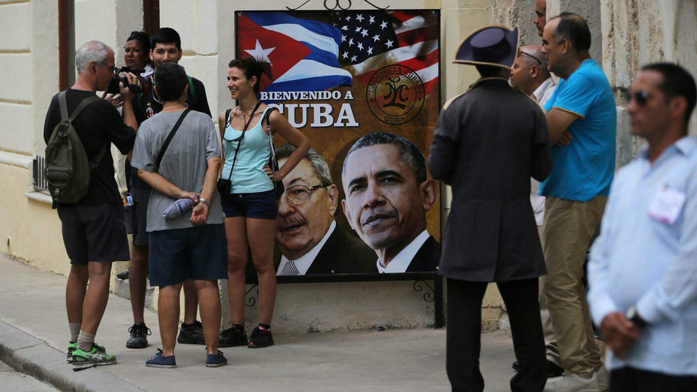 Un'immagine di Castro e Obama domenica vicino alla cattedrale dell'Avana