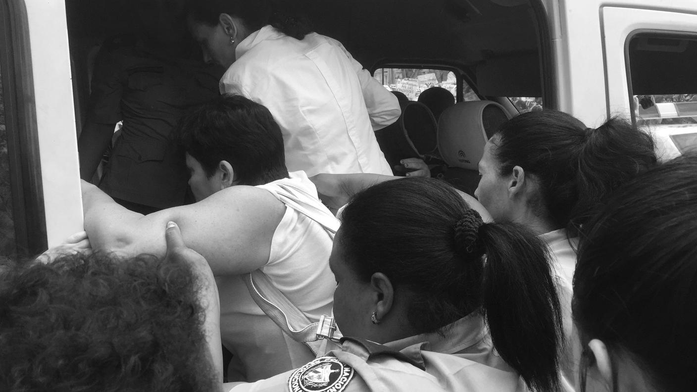 AZIONE DI FORZA - Le attiviste delle Damas De Blanco sono state caricate a bordo dei mezzi della polizia. Stavano manifestando pacificamente, come fanno ogni domenica 