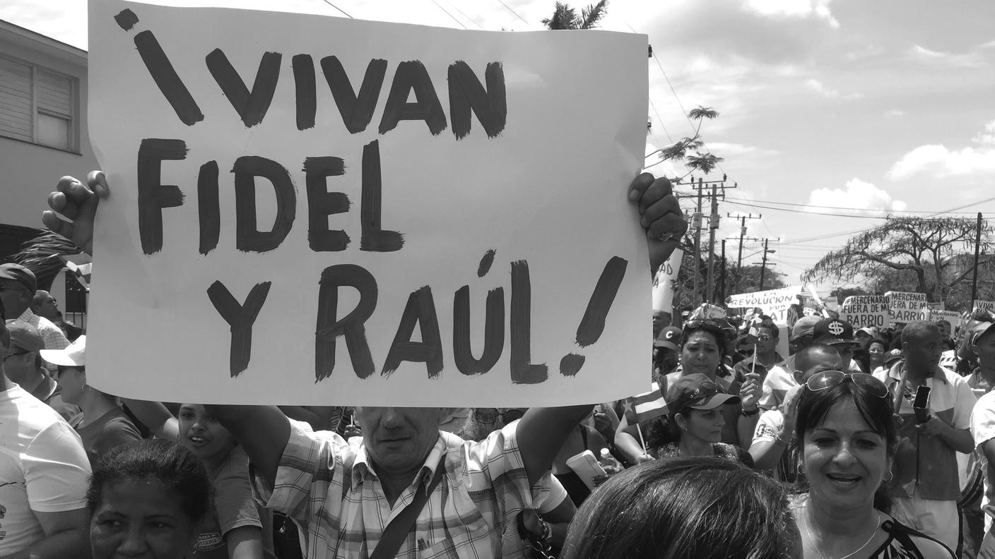EL PUEBLO - Accanto alla manifestazione delle Damas de Blanco e dei dissidenti, centinaia di manifestanti pro-regime hanno scandito slogan a favore dei Castro 