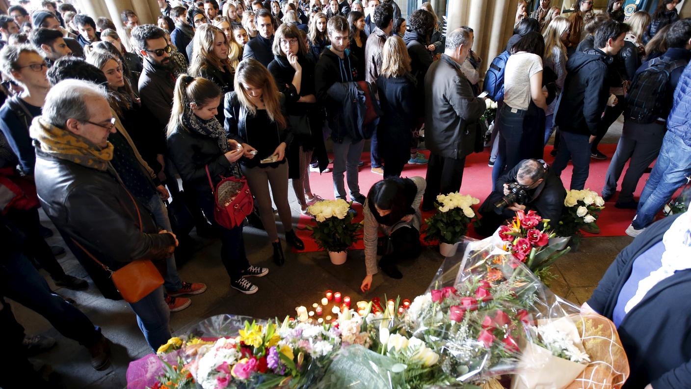 Candele e fiori in memoria delle vittime