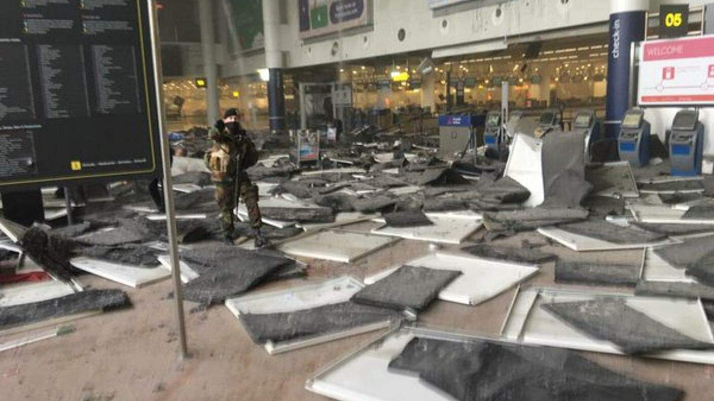 L'interno del terminal dell'aeroporto devastato da uno scoppio