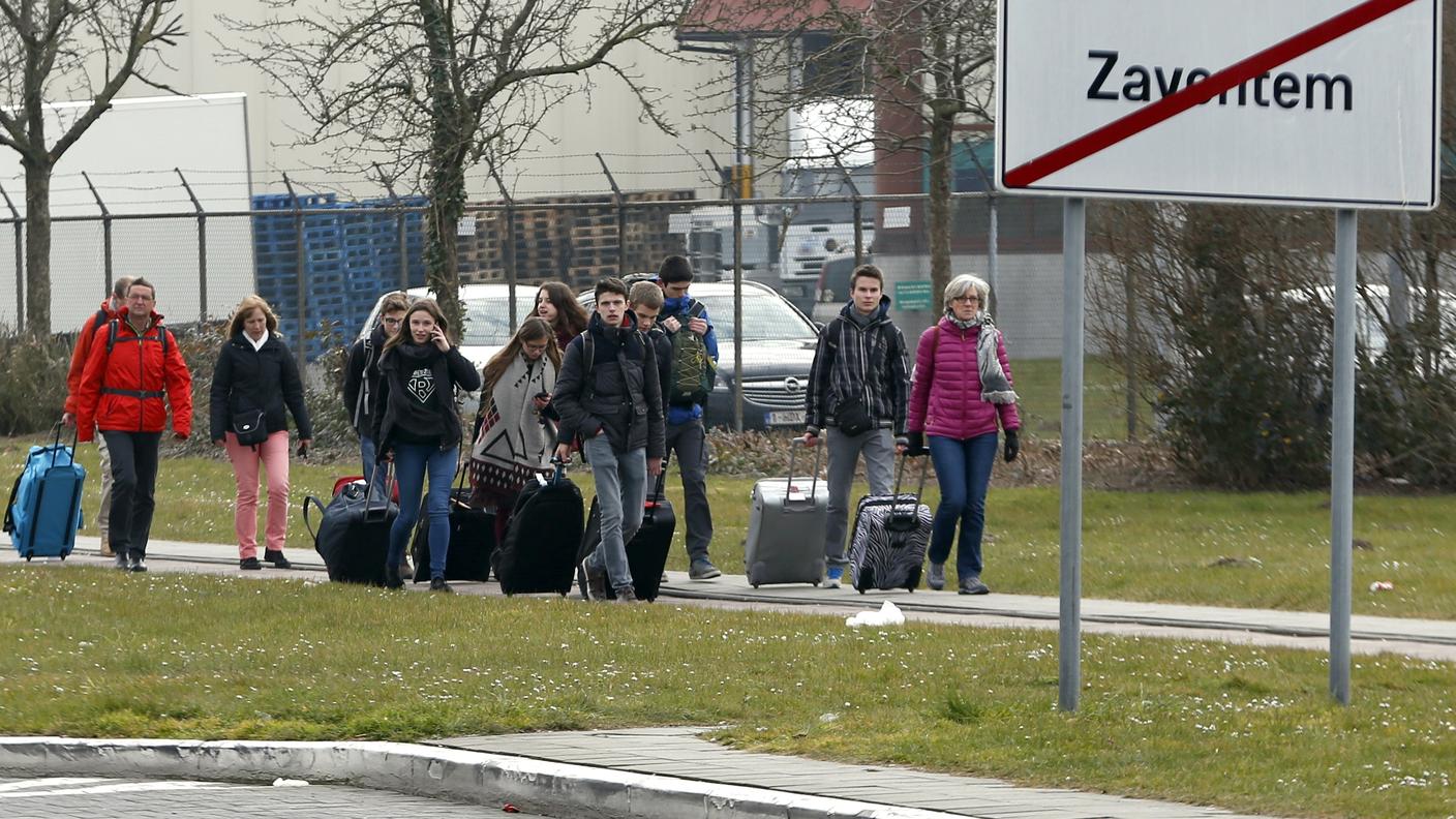 Sopravvissuti lasciano l'aeroporto